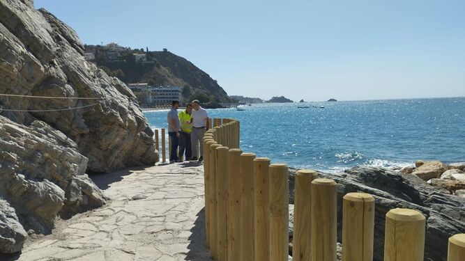 Almuñécar se despide de sus hitos y cadenas de hierro en los accesos a la playa de 'El Muerto'
