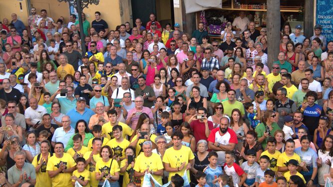 Centenares de personas se vuelcan con Carlos Rodríguez, el león de Almuñécar