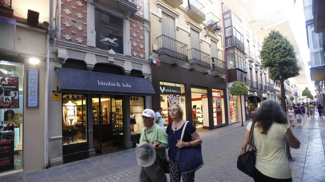 Imagen de archivo de comercios en el centro de Granada capital