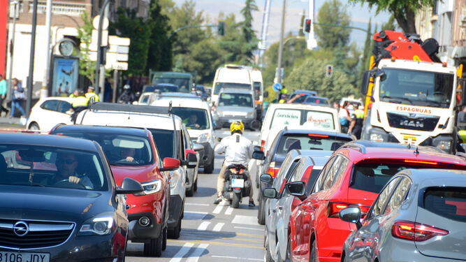 Imagen de una retención de tráfico en Granada capital