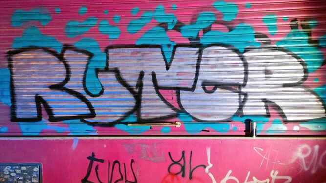 Denuncian a un joven por pintar grafitis en Camino de Ronda