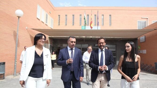 Imagen de la visita de la Junta de Andalucía a las obras de reforma del IES de Alhendín