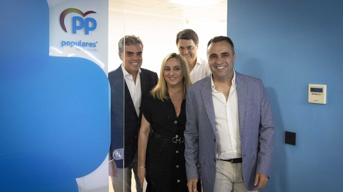 La alcaldesa de Granada junto al presidente del PP de la provincia, Francis Rodríguez, Carlos Rojas y Vicente Azpitarte