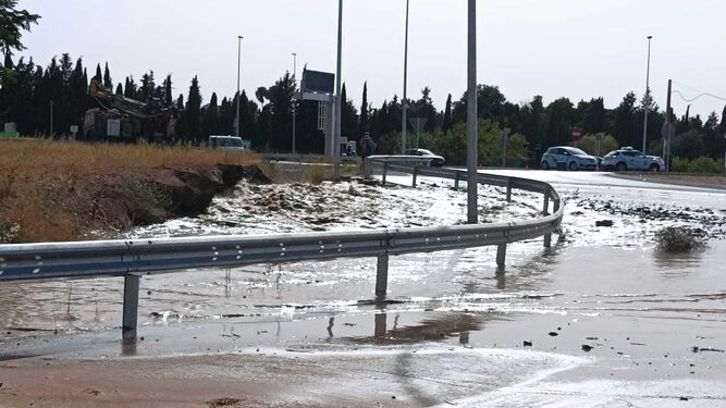 La avería de una tubería provoca la inundación de carreteras en la provincia de Granada