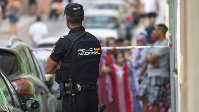La Policía acordona la zona del crimen en Almería.