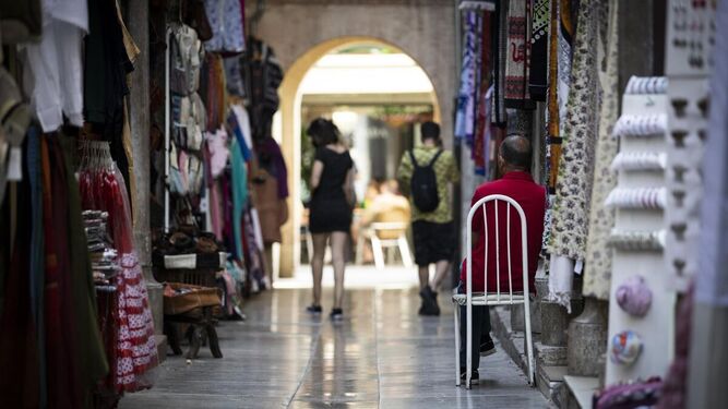 El antiguo mercado árabe de Granada perfecto para visitar en verano
