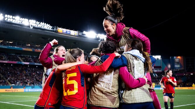 Las jugadoras de España se abrazan al acabar el partido contra Suecia