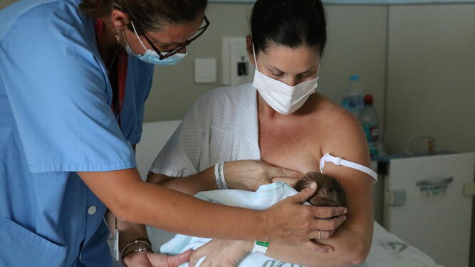Imagen de archivo de un parto en un centro gestionado por el SAS