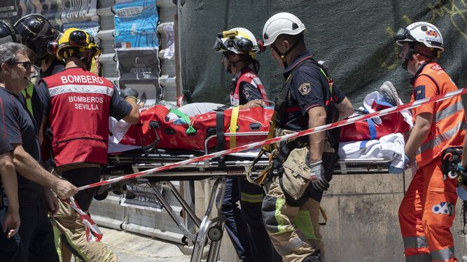 Los bomberos de Sevilla rescatan a un trabajador herido en las obras de un edificio.