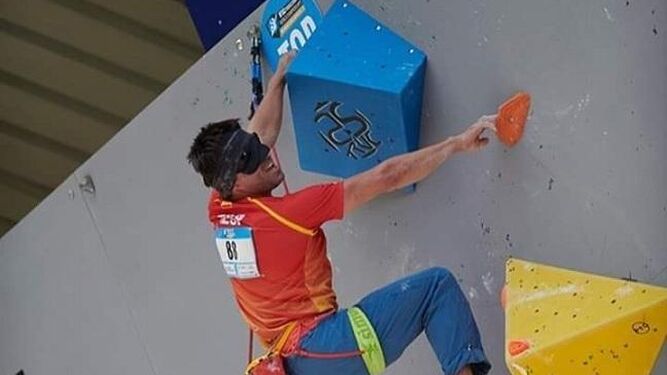 Javier Aguilar escalando una pared.