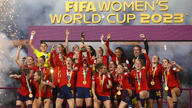 España levantando el trofeo de campeonas del mundo