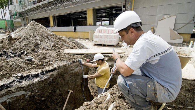 Trabajadores en una obra en construcción en Granada