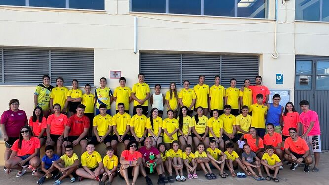 Más de 200 nadadores de Granada participan en unas jornadas deportivas en la piscina de Huétor Tájar