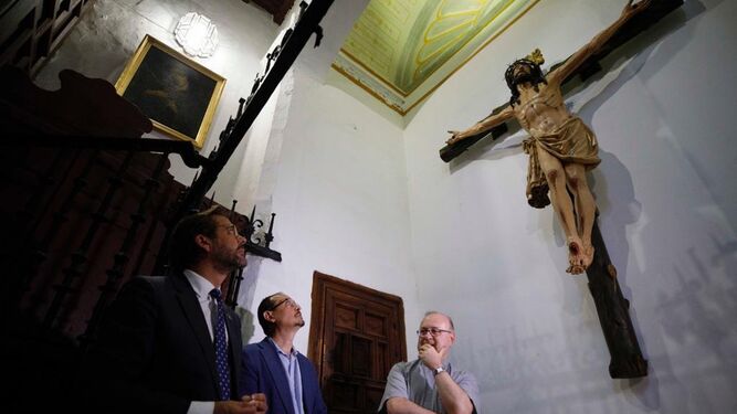 Imagen de la visita de los representantes de la Junta en Granada al Crucificado de Mena de la Iglesia de Santa Ana de Granada