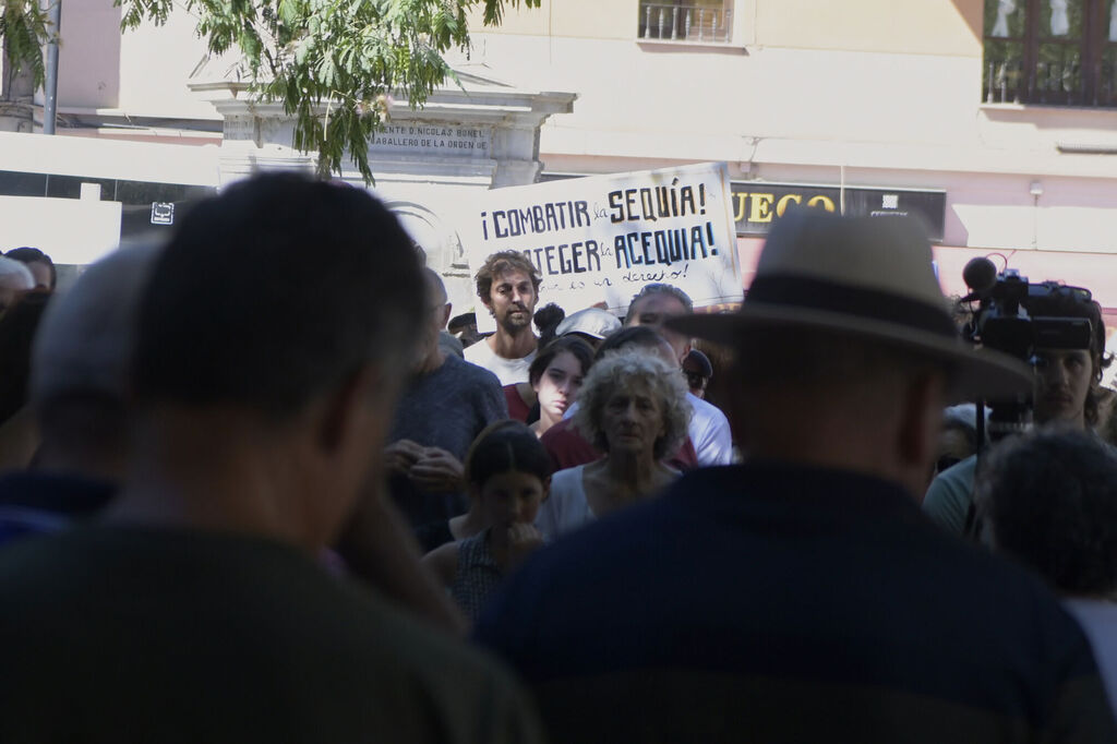 As&iacute; se han manifestado por las calles de Padul en contra de la embotelladora de Cijancos