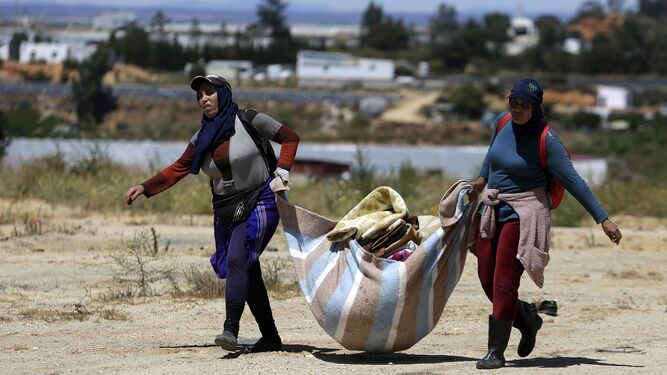 Dos inmigrantes en un poblado chabolista en la provincia de Huelva.