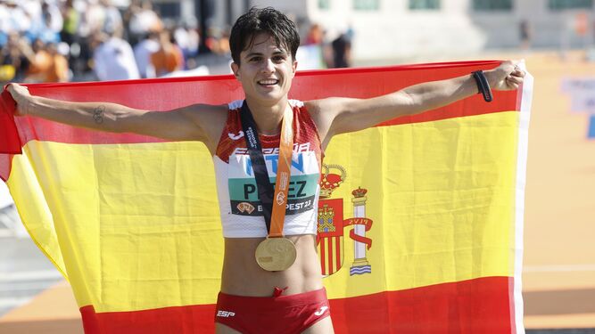 María Pérez posa con la medalla de oro y la bandera de España.