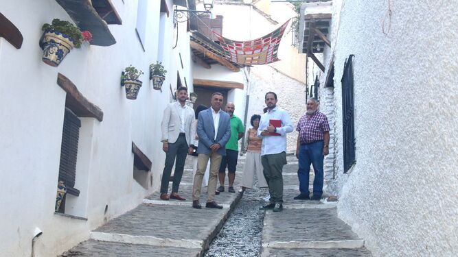 Imagen de la visita de los miembros de la Diputación de Granada a Pampaneira