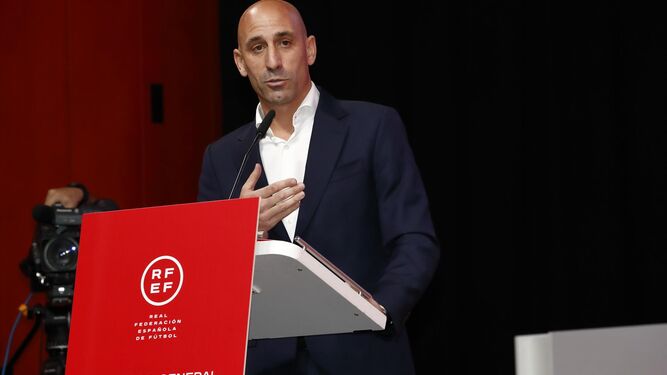 El presidente de la Real Federación Española de Fútbol (RFEF), Luis Rubiales, ofrece una rueda de prensa en la Asamblea General Extraordinaria, en la Ciudad del Fútbol de Las Rozas, a 25 de agosto de 2023, en Madrid
