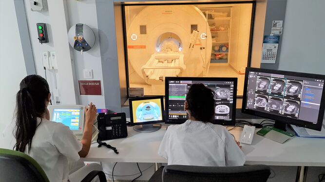 Imagen de la máquina de resonancia magnética de 3 teslas instalada en el Hospital San Cecilio