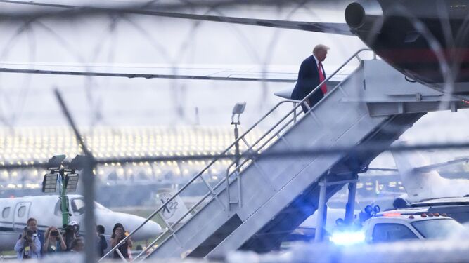 Trump sube a su avión en el aeropuerto de Atlanta.