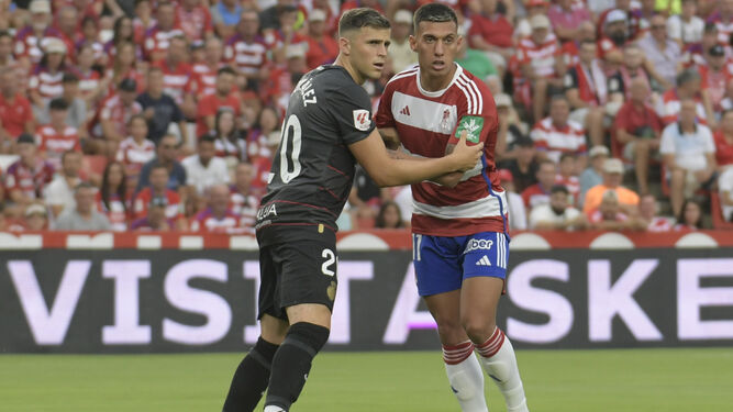 Gio González y Uzuni cuerpean en el partido de Los Cármenes