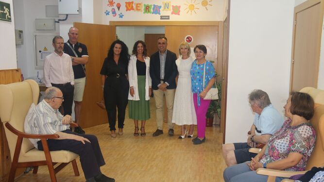 Imagen de la visita del presidente de la Diputación, Francis Rodríguez, a la Asociación del Parkinson de Granada