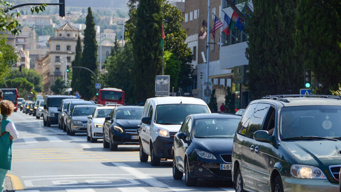 Imagen de archivo de tráfico denso en las calles de Granada capital