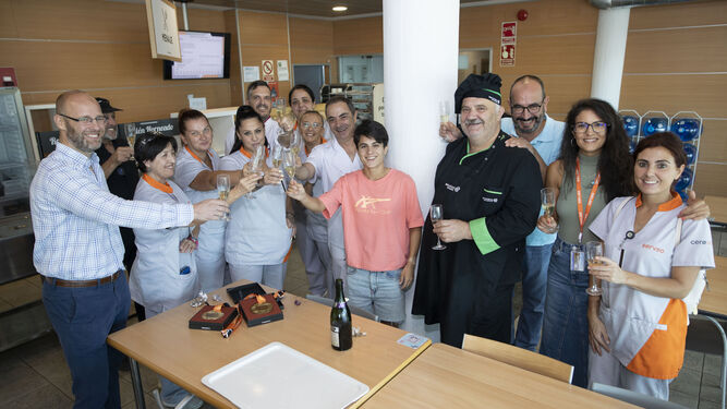 María Pérez, junto al director del CAR Alfonso Sánchez Bernard y empleados del centro, brinda por su triunfo