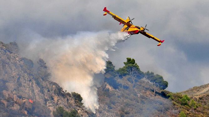 El Infoca continúa trabajando en el incendio forestal de Almuñécar veinticuatro horas después