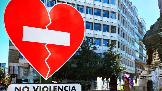 Detenido un hombre tras encerrar a su novia en un balcón en el centro de Granada