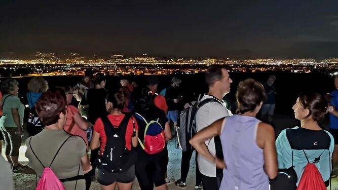 Más de un centenar de personas disfrutan de una jornada de senderismo nocturno por el secano de Cúllar Vega