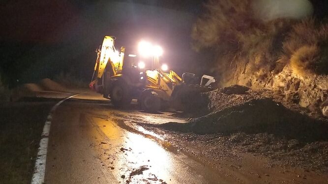 Imagen de los trabajos en una de las carreteras cortadas a consecuencia del paso de la DANA por Granada