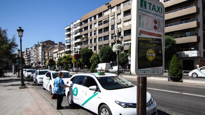 Imagen de archivo de una mujer subiendo a un taxi en el centro de Granada