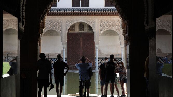 Un grupo de turistas de visita en la Alhambra.