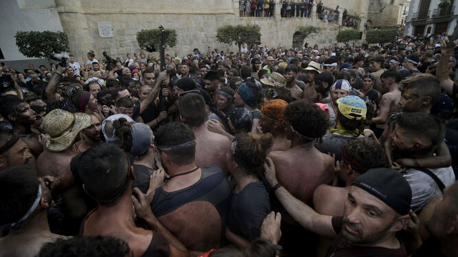 Miles de personas celebran el Cascamorras en Baza en otra jornada sin victoria