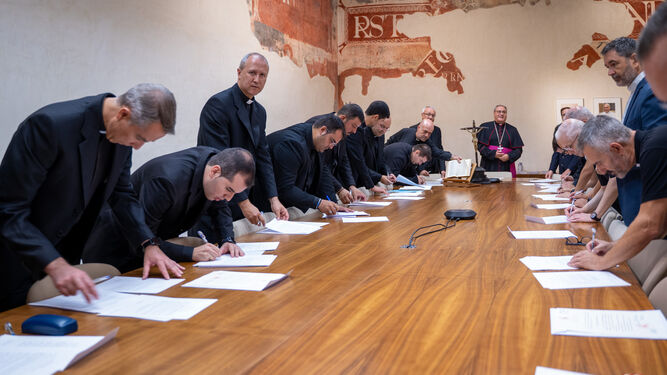 Momento de la firma de los nuevos cargos en el Arzobispado de Granada