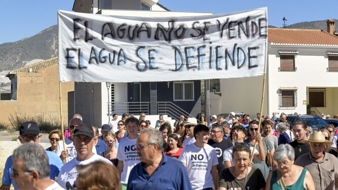 Más de 33.000 firmas piden paralizar el proyecto de embotelladora en Cijancos