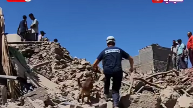 Uno de los bomberos de Almuñécar que trabaja en Marrakech para buscar a supervivientes del trerremoto grabado por la televisión