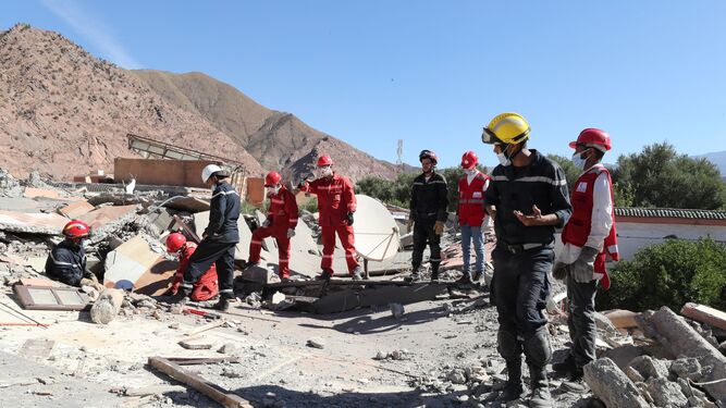 Imagen de labores de rescater realizadas en una aldea afectada por el terremoto en Marruecos
