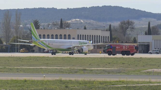 Un avión de la compañía Binter en el Aeropuerto de Granada