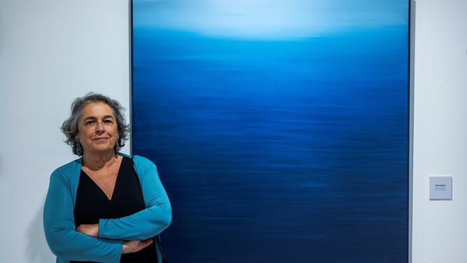 Carmen Bustamante ante una de las obras de su exposición en Cajasol en Cádiz.
