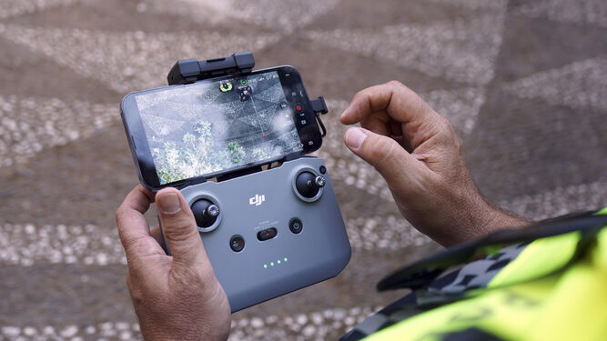 Mando del dron de la Policía Local de Granada.