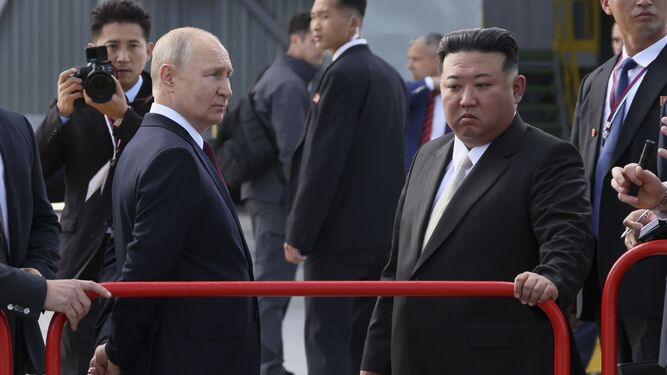 El presidente ruso, Vladimir Putin, y su homólogo norcoreano, Kim Jong-un, durante su visita al cosmódromo de Vostochni,