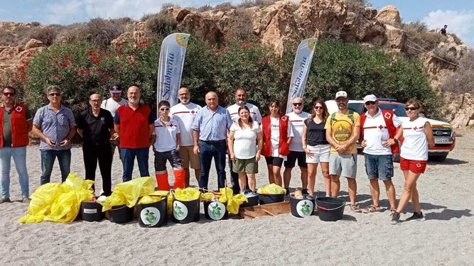Un centenar de escolares participan en una actividad medioambiental en la playa de Salobreña