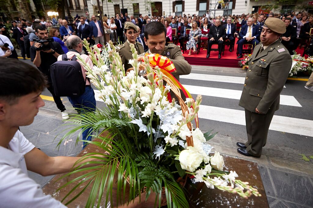 Granada se vuelca con la ofrenda floral en la Bas&iacute;lica de la Virgen de las Angustias