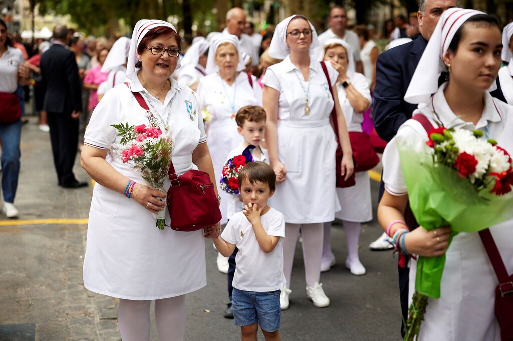 Granada se vuelca con la ofrenda floral en la Bas&iacute;lica de la Virgen de las Angustias