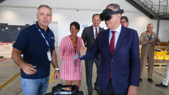 El alcalde de Sevilla, José Luis Sanz, visita las instalaciones de Airbus.