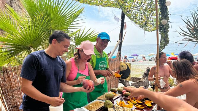 El Ayuntamiento de Almuñécar ofrece una degustación de subtropicales a la Asociación Amigos de la Playa Nudista de Cantarriján