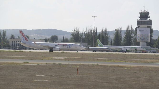 Aviones en la pista de aparcamiento del Aeropuerto de Granada